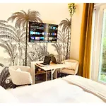 Cosy Avec Salle De Bain Et Jardin Prive *